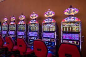 Antarmuka platform cair 138 menampilkan menu permainan kasino, slot, dan sportsbook